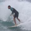 Cauã Reymond surfou na praia da Barra da Tijuca, na Zona Oeste no Rio de Janeiro