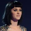 Katy Perry não fica nem um pouco feliz ao ver as coisas de John Mayer sendo levadas de seu apartamento