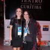 Regina Duarte veste look discreto para ir ao Festival de Teatro de Curitiba com a filha, Gabriela Duarte