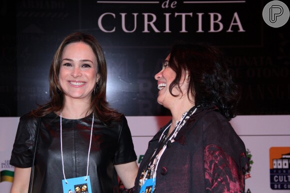 Regina Duarte se diverte ao lado da filha, Gabriela Duarte, em festival de teatro em Curitiba
