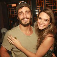 Juliana Paiva recebe Thiago Rodrigues em festa surpresa de aniversário