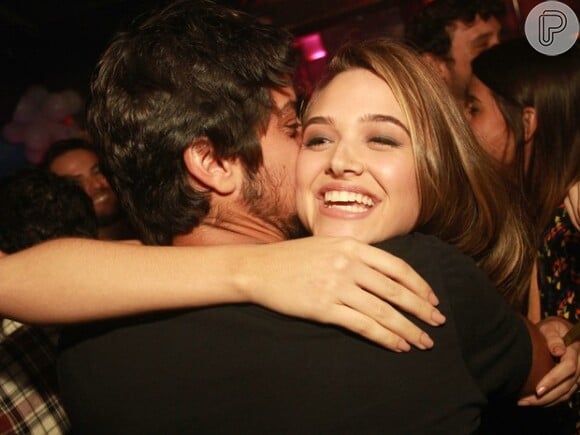 Juliana Paiva recebe o carinho de Rodrigo Simas em sua festa surpresa de aniversário