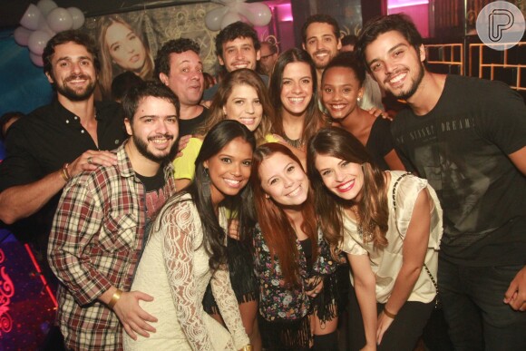 Juliana Paiva recebe amigos famosos em sua festa surpresa de aniversário