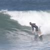 Vladimir Brichta surfa sozinho na praia da Macumba