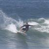 Vladimir Brichta mostra habilidade ao surfar