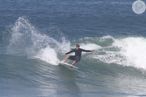 Vladimir Brichta mostra habilidade ao surfar