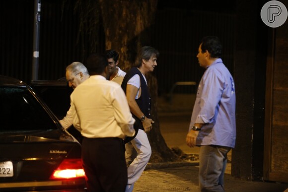 Roberto Carlos sai de carro na frente de restaurante especializado em carnes, no Rio