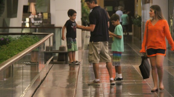 Márcio Garcia passeia com os filhos, Pedro e Felipe, em shopping no Rio