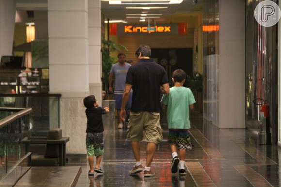 Márcio Garcia vai a shopping com os filhos no Rio