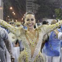Sabrina Sato samba com decote ousado e Viviane Araújo desfila franja falsa