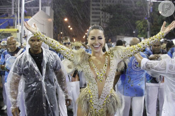 Sabrina Sato participa do ensaio técnico da Vila Isabel, no Rio, com roupa decotada, em 20 de janeiro de 2013