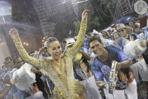 Sabrina Sato samba sob forte chuva que caiu no Rio
