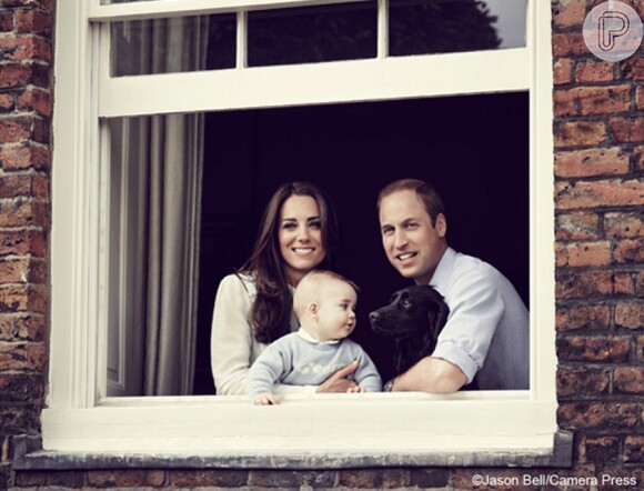 George Alexander Louis aparece, aos seis meses, ao lado dos pais, Kate Middleton e príncipe William, em 30 de março de 2014