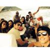 Yanna Lavigne, de 'Além do Horizonte' posta foto com namorado, Bruno Gissoni, de 'Em Família', e amigos em barco