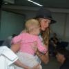 Gisele Bündchen desembarca no Brasil com look estiloso