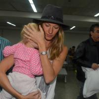 Gisele Bündchen desembarca no Brasil com a filha no colo para desfile da SPFW