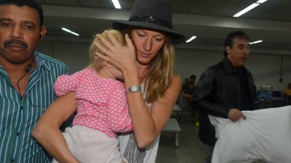Gisele Bündchen desembarca no Brasil com a filha no colo para desfile da SPFW