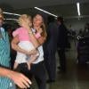 Gisele Bündchen desembarca no aeroporto de Guarulhos, em São Paulo, com a filha, Vivian Lake, no colo. A modelo veio ao Brasil para desfilar pela Colcci na SPFW