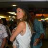 Gisele Bündchen desembarca no aeroporto de Guarulhos, em São Paulo, com a filha, Vivian Lake, no colo. A modelo veio ao Brasil para desfilar pela Colcci na SPFW