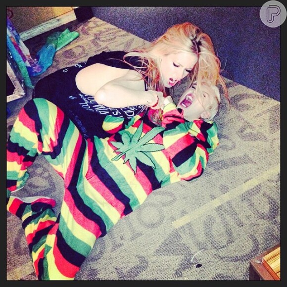Miley Cyrus e Avril Lavigne brincam de briguinha em vídeo publicado no Instagram, em 1 de abril de 2014
