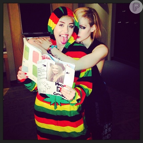 Miley Cyrus e Avril Lavigne posam juntas