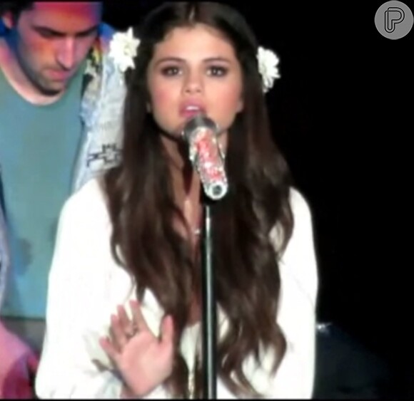 Selena Gomez teria cantado para o ex-namorado, Justin Bieber, já que a canção fala de um pós-término