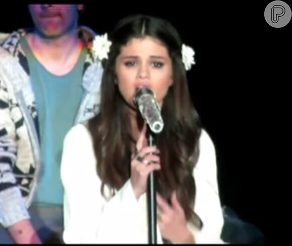 Selena Gomez cantou uma versão de 'Cry Me a River', de Justin Timberlake, em um show em Nova York na noite deste sábado, 19 de janeiro de 2013