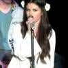 Selena Gomez fez caras e bocas ao interpretar a música: 'Agora é a sua vez de chorar'