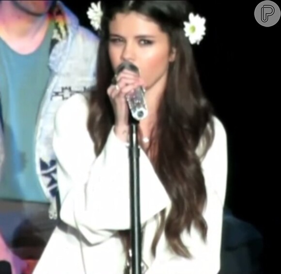 Selena Gomez fez caras e bocas ao interpretar a música: 'Agora é a sua vez de chorar'