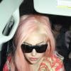 Lady Gaga estava com cabelos rosas e óculos escuros
