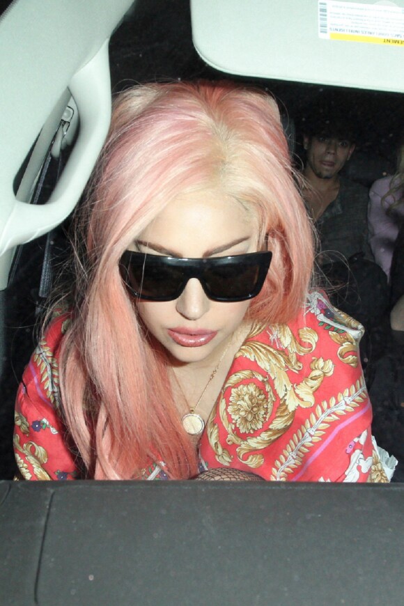 Lady Gaga estava com cabelos rosas e óculos escuros