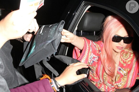 Lady Gaga também teve sua calça rasgada durante um show no Canadá, mostrando a calcinha e a meia arrastão