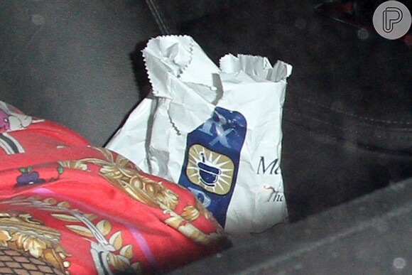 No assento ao lado de Lady Gaga, um pacote de maconha medicinal da marca RX foi fotografado