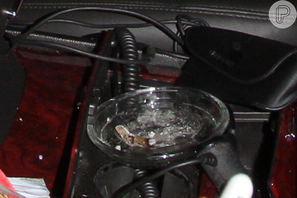 No cinzeiro do carro, restos de um cigarro de maconha também foram vistos