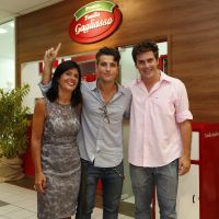 Bruno Gagliasso reúne amigas famosas em inauguração de restaurante da família