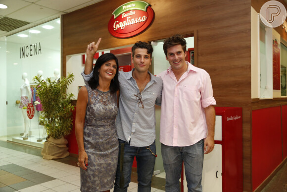 Bruno Gagliasso, seu irmão, Thiago Gagliasso, e a mãe dos atores, Lúcia, inauguraram na noite de quinta-feira, 3 de abril de 2014, o novo restaurante da Família Gagliasso
