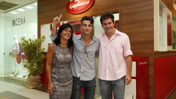 Bruno Gagliasso reúne amigas famosas em inauguração de restaurante da família
