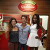 Fernanda Paes Leme e a ex-Globeleza Aline Prado foram prestigiar o restaurante de Bruno Gagliasso