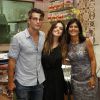 Giovanna Lancellotti também marcou presença no restaurante e posou para fotos ao lado de Bruno Gagliasso e de sua mãe, Lúcia