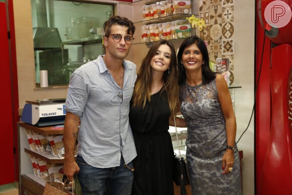 Giovanna Lancellotti também marcou presença no restaurante e posou para fotos ao lado de Bruno Gagliasso e de sua mãe, Lúcia