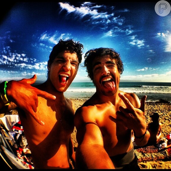 Caio Castro posta foto fazendo careta com amigo