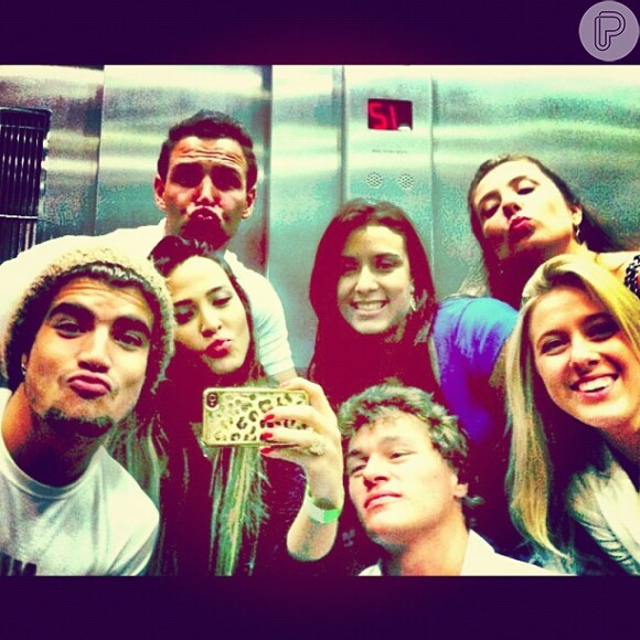 Caio Castro se diverte com amigos dentro do elevador