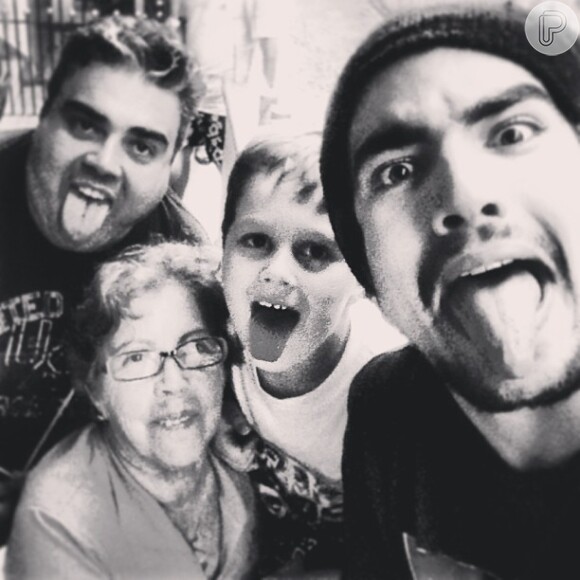 Caio Castro faz careta em foto com sua avó