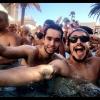 Caio Castro curte piscina com amigo e não perde a chance de registrar o momento com bom humor