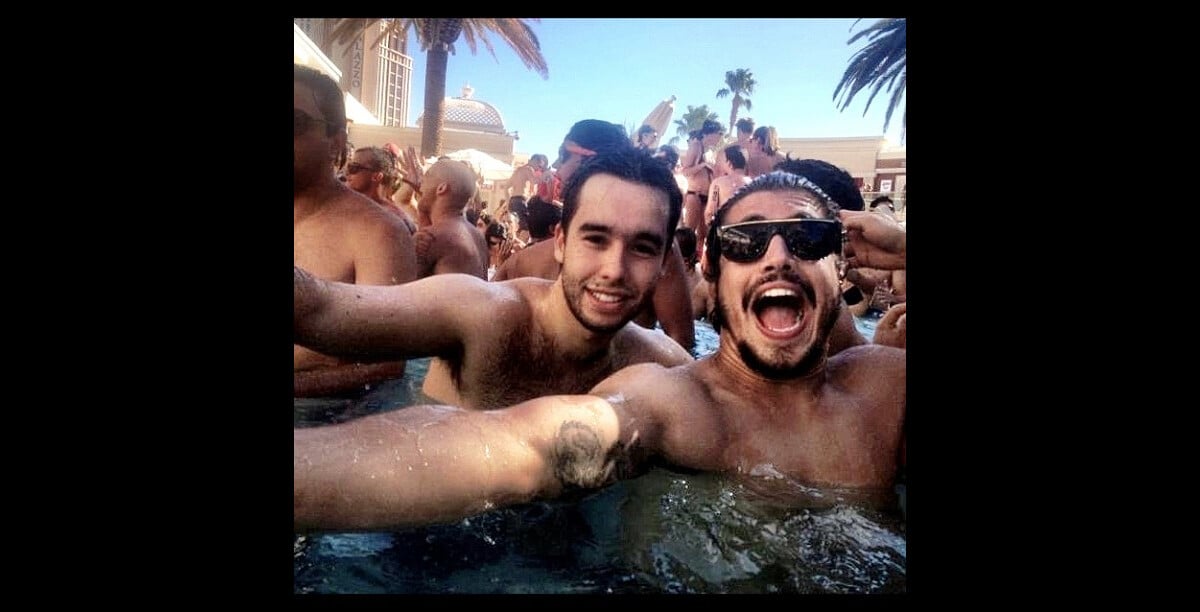 Foto Caio Castro curte piscina com amigo e não perde a chance de registrar o momento com bom