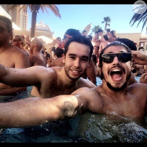 Caio Castro curte piscina com amigo e não perde a chance de registrar o momento com bom humor