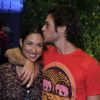 Emílio Dantas beija a cabeça de Giselle Itié durante evento