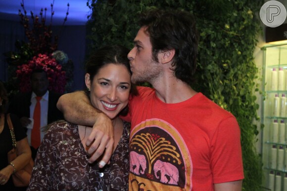 Emílio Dantas beija a cabeça de Giselle Itié durante evento