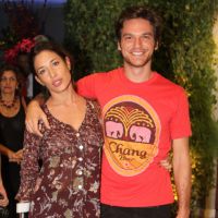 Giselle Itié, com braço imobilizado, vai a evento com o marido, em São Paulo