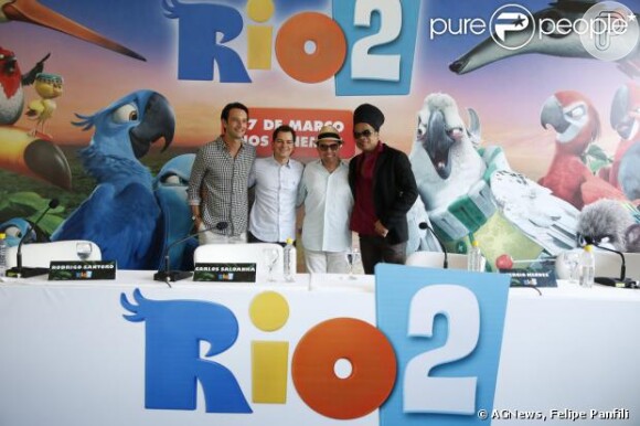 Rodrigo Santoro e Carlinhos Brown posam na coletiva de imprensa do filme